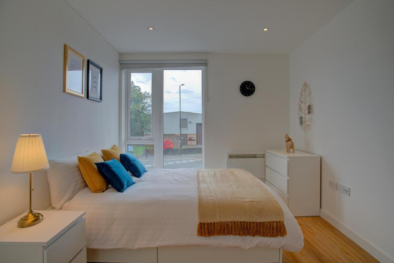 Lovely 2-Bed Apartment In Manchester With Parking Bagian luar foto